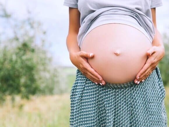 Mujer en embarazo, mostrando su vientre