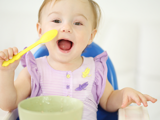 Sigue esta guía para comenzar a darle a tu bebé alimentos sólidos