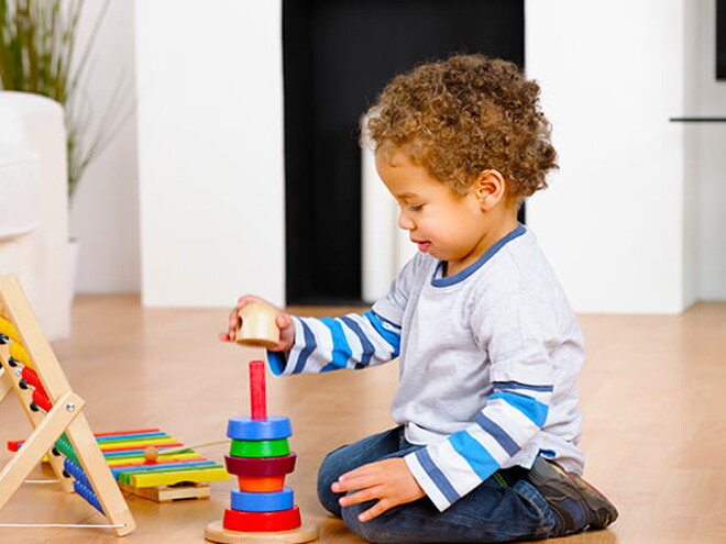 Niño jugando con juguetes interactivos