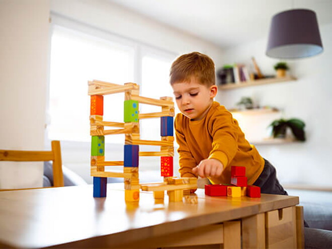 niño jugando con juguetes interactivos en casa