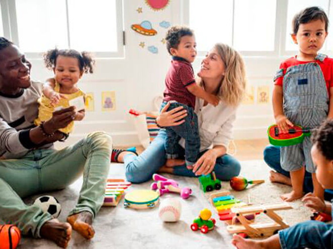 Padres jugando con los niños