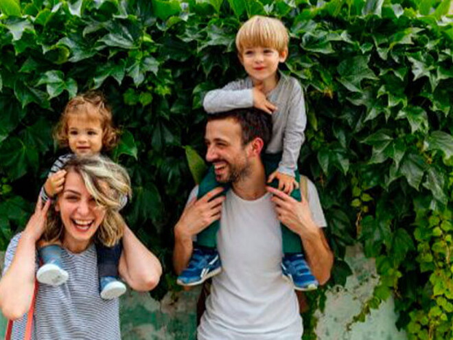 Los padres riendo con los hijos alzados.