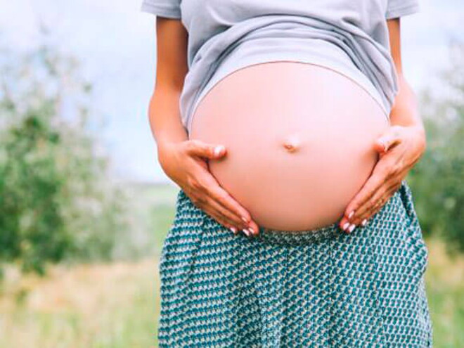 Mamá embarazada para parto inducido