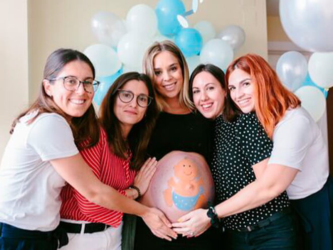 Celebración mujer embarazada y amigas