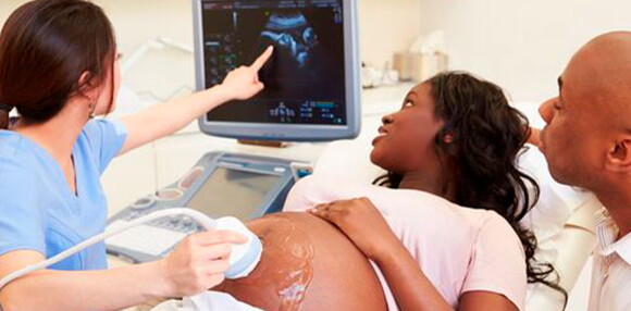 Padres en el control médico de su embarazo múltiple.