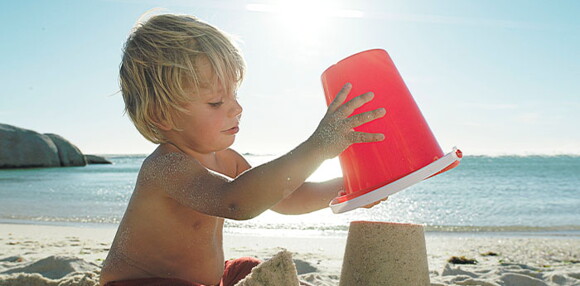 Elementos del niño en la playa que no pueden faltar.