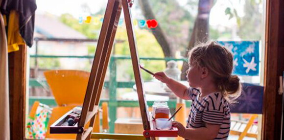 Niña pintando en un lienzo