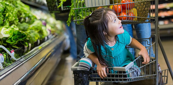 Familia en el mercado comprando probióticos saludables.