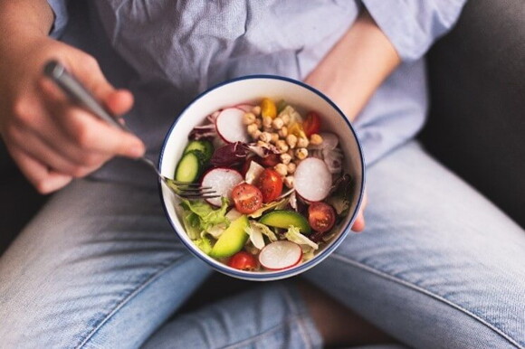 Mujer comiendo vegetales