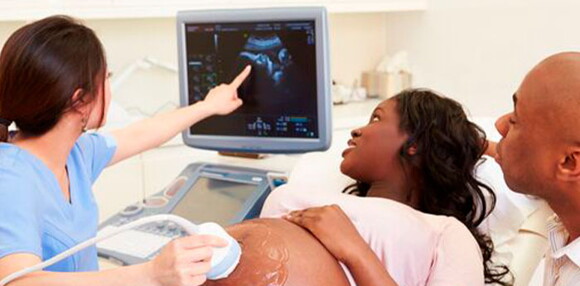 Padres visitando a la doctora ante un signo de alarma.