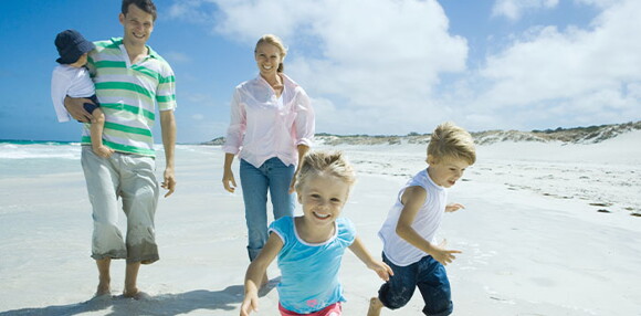 Sigue estos consejos y disfruta con tus hijos en la playa.